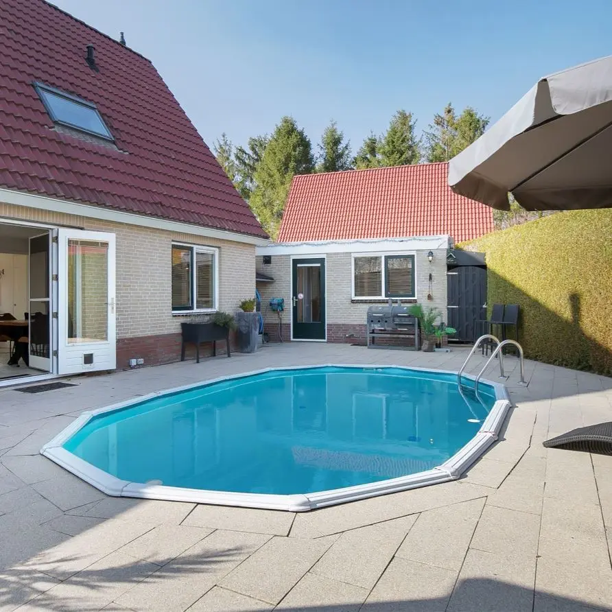 Zwembad van een landhuis op Bungalowpark Boerhaarsveld